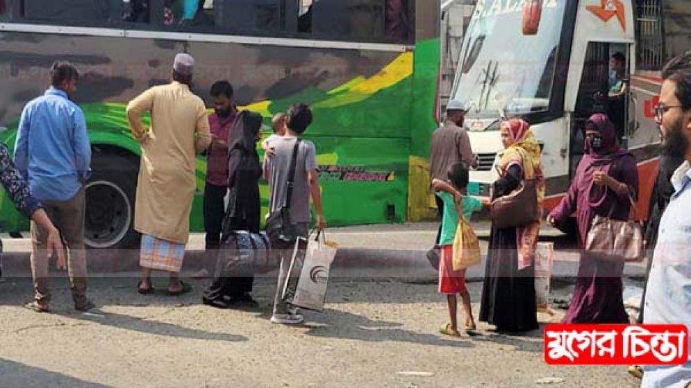 না.গঞ্জে টিকিট কাউন্টারে ঘরমুখো যাত্রীর ভিড়