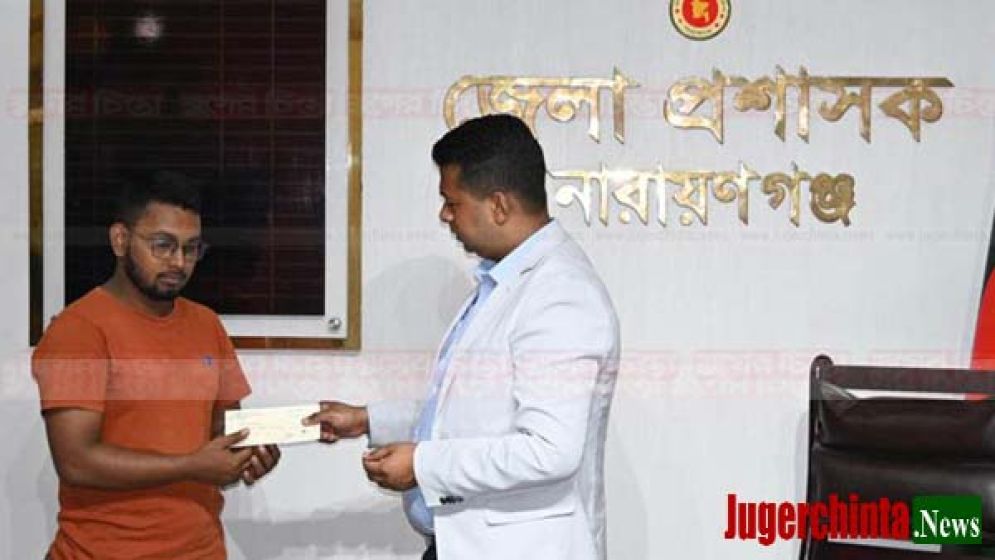 আন্দোলনে আহত রুবেলের পাশে দাঁড়ালেন জেলা প্রশাসক
