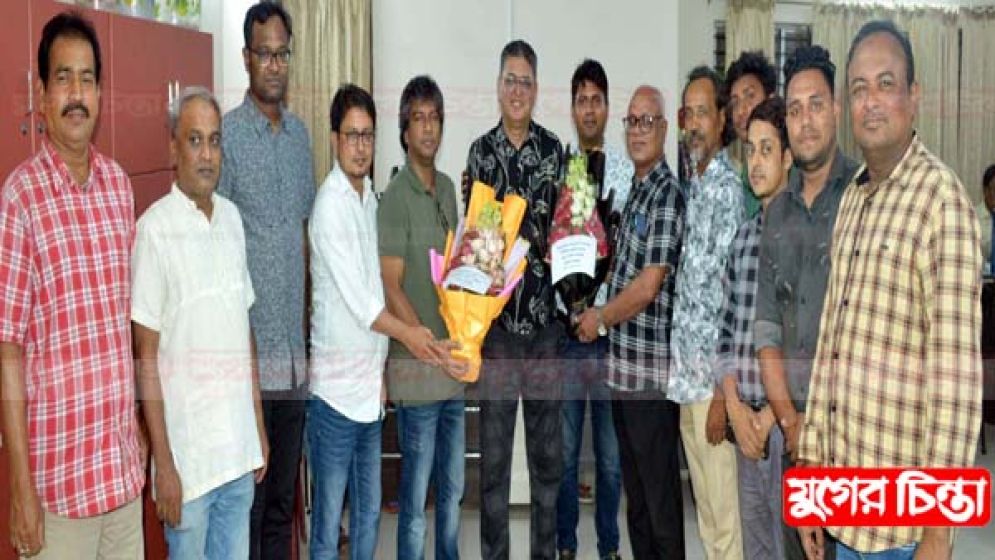 নারায়ণগঞ্জ প্রেসক্লাবের সভাপতি ও সাধারণ সম্পাদকসহ নির্বাচিতদের যুগের চিন্তা পরিবারের ফুলেল শুভেচ্ছা