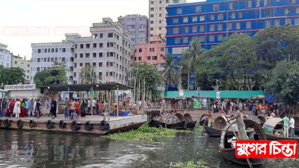 নদী পারাপারে যাত্রীদের দুর্ভোগ আর ভোগান্তির শেষ নেই