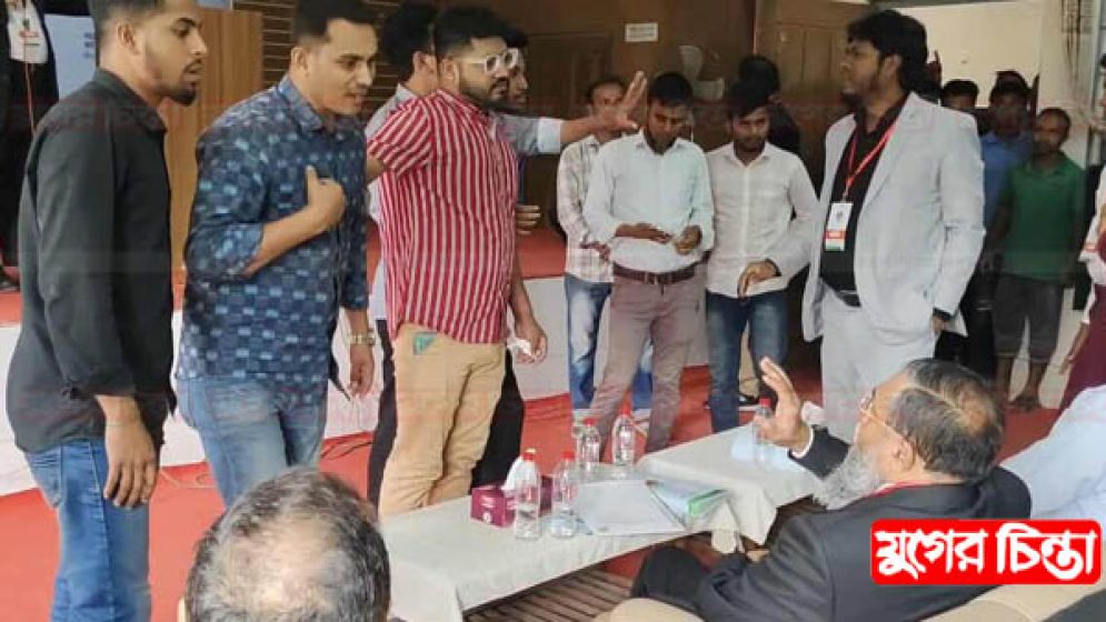 তোলারাম কলেজে  তোপের মুখে হাতেম