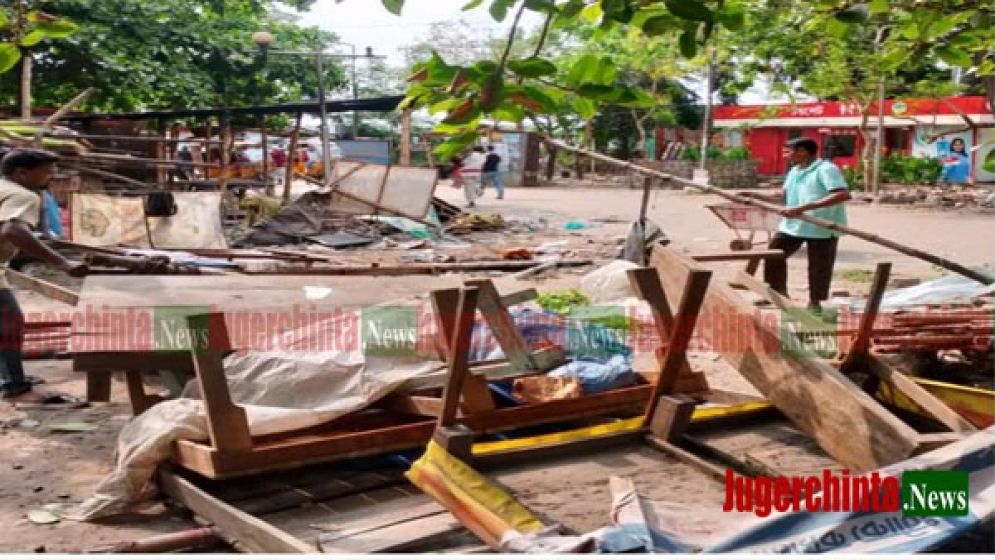 হাজিগঞ্জ ফেরিঘাটে অবৈধ দোকান উচ্ছেদের পর পরিচ্ছন্নতা কার্যক্রম জোরদার