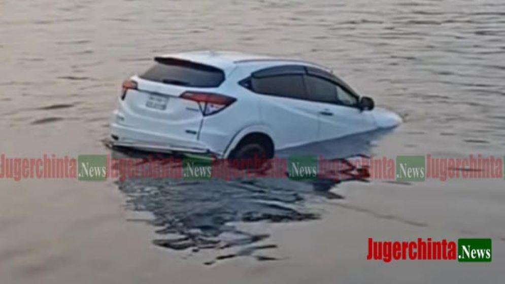 ফেরিতে উঠতে গিয়ে নিয়ন্ত্রণ হারিয়ে প্রাইভেট কার শীতলক্ষ্যা নদীতে