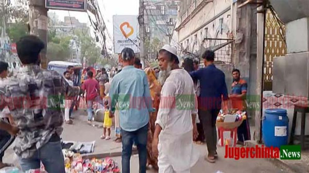 কঠোরতার মাঝেও হকারদের আস্ফালন