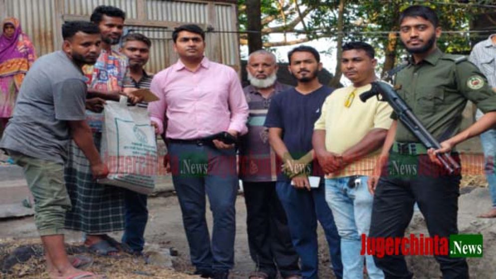 আড়াইহাজারে অগ্নিকাণ্ডে ক্ষতিগ্রস্ত কৃষককে ইউএনওর সহায়তা