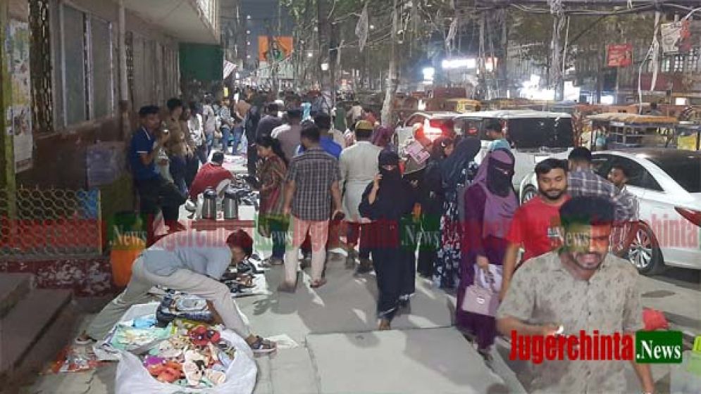 ফুটপাতে বসতে জড়ো হচ্ছে হকররা