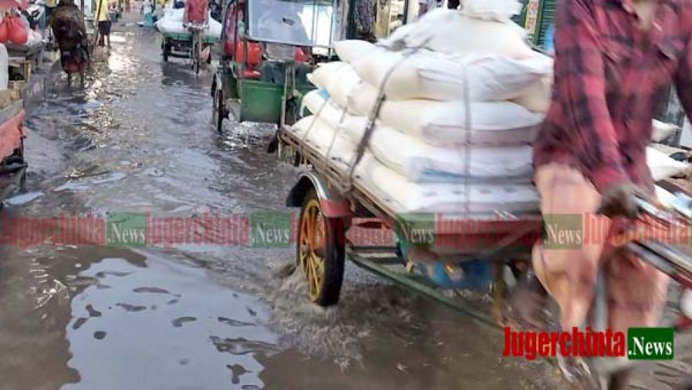 ফতুল্লায় বৃষ্টিতে সৃষ্ট জলাবদ্ধতায় বিপর্যস্ত জনজীবন, ভোগান্তি