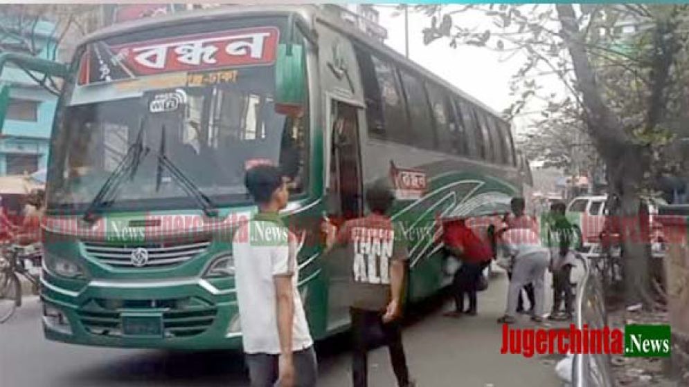 বাস ভাড়া বাড়ানোয় পরিবহন মালিকদের উপর ক্ষুব্ধ যাত্রীরা