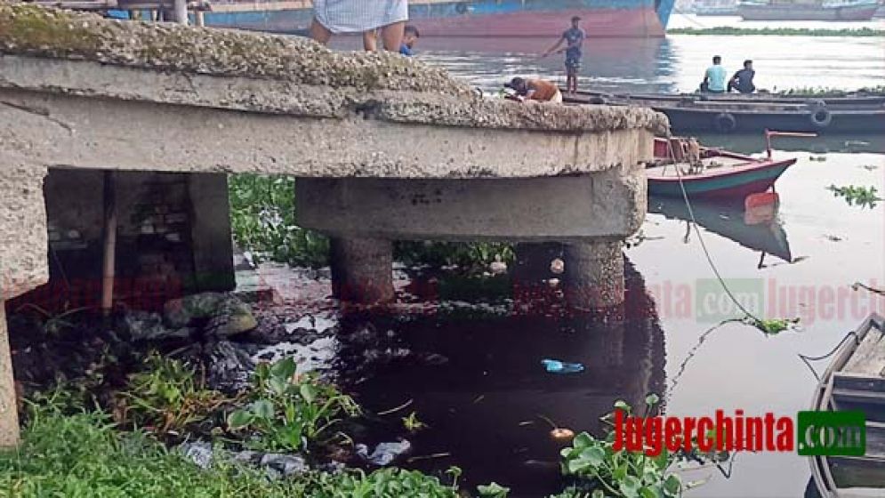 ফতুল্লার বিষাক্ত রঙমিশ্রিত ডাইংয়ের পানি সরাসরি বুড়িগঙ্গায়