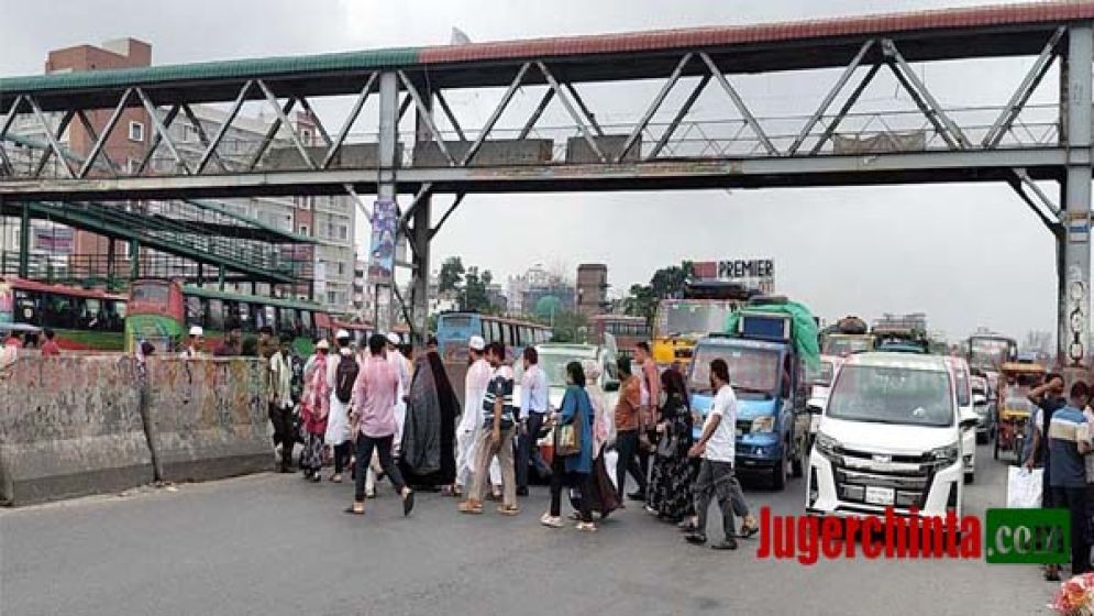 সাইনবোর্ডে ঝুঁকি নিয়ে মহাসড়ক পারাপার, বাড়ছে দুর্ঘটনার শঙ্কা