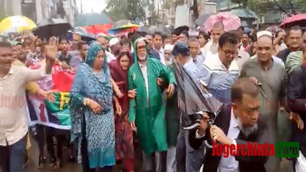 নেতাকর্মীদের ছাতা দিয়ে পেটালেন বিএনপির টিপু