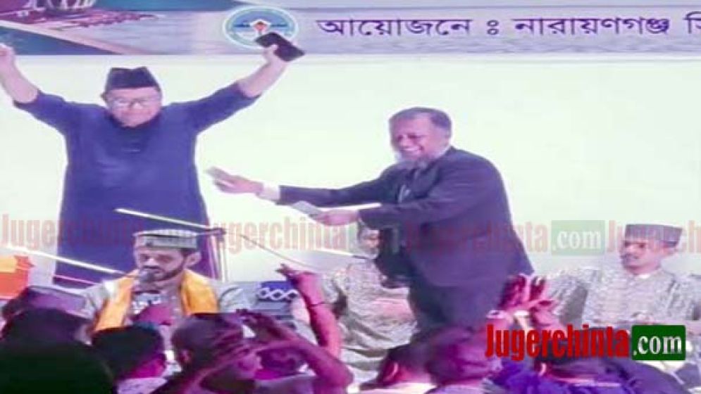 কাওয়ালী সন্ধ্যায় নিজ হাতে টাকা ছিটালেন বিএনপি নেতা টিপু