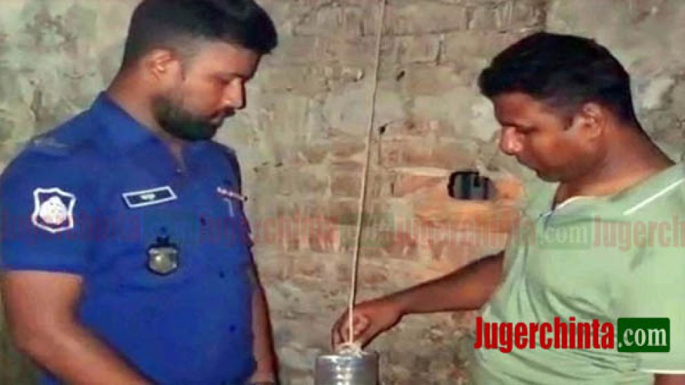 ইটের ফাঁক দিয়ে টাকা দিলেই উপর থেকে নেমে আসে মাদক