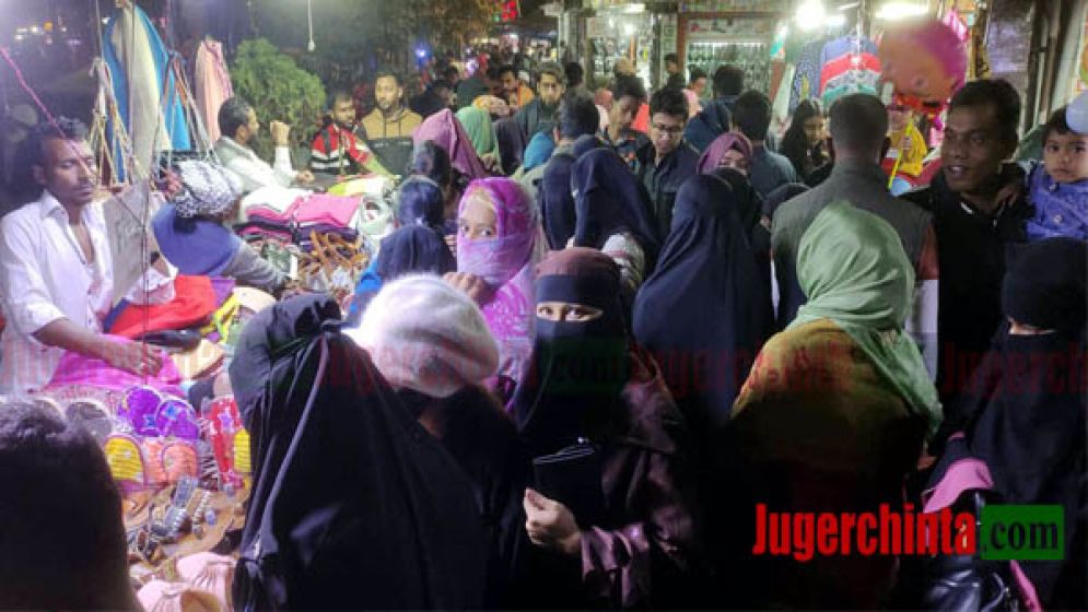 নগরীতে চলাচলে বিষফোঁড়া ফুটপাতের হকাররা